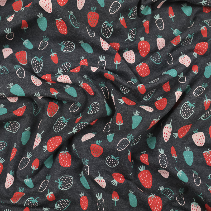 Jersey coton mélangé imprimé fraises rouges, roses et vertes fond gris - 10cm