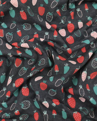 Jersey coton mélangé imprimé fraises rouges, roses et vertes fond gris - 10cm