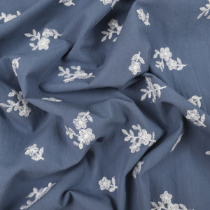Tissu coton lavé brodé blanc fond bleu