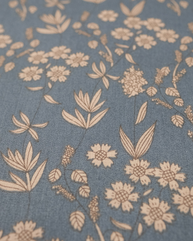 Tissu coton fleur beige fond bleu gris Eugenie - Mercerine