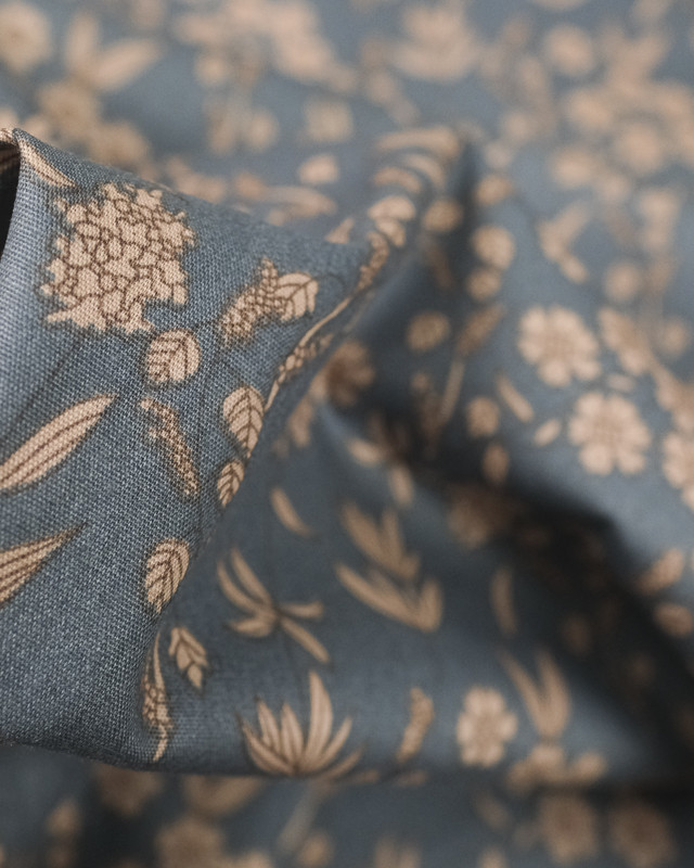 Tissu coton fleur beige fond bleu gris Eugenie - Mercerine
