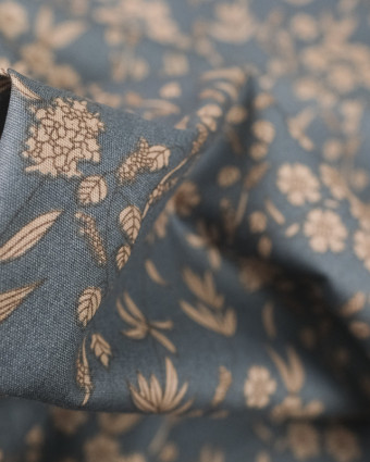 Tissu coton fleur beige fond bleu gris Eugenie - Mercerine