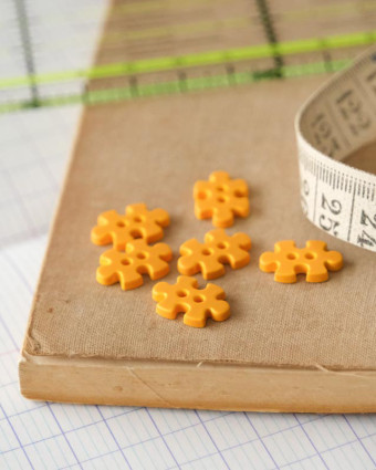 Bouton puzzlejaune15cm 2 trous - Mercerine