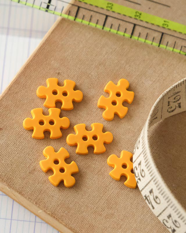Bouton puzzle jaune 15mm 2 trous - Mercerine