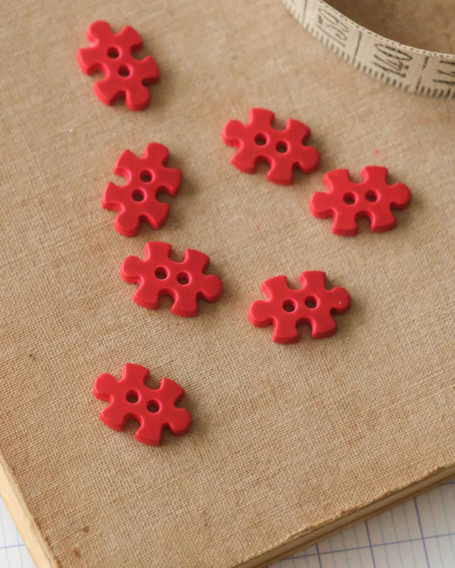 Bouton puzzle rouge15mm 2 trous - Mercerine