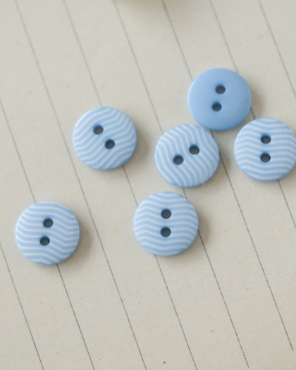  Bouton bleu clair rayé blanc 10cm 2 trous - Mercerine