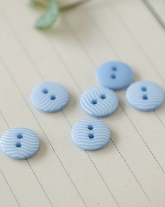 Bouton bleu clair rayé blanc 10mm 2 trous - Mercerine