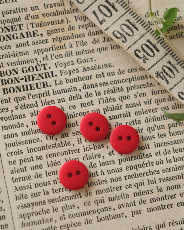 Lot De 4 Boutons Triangulaires Rouges En Résine - 13mm - 2 Trous - Pour Couture - Neuf