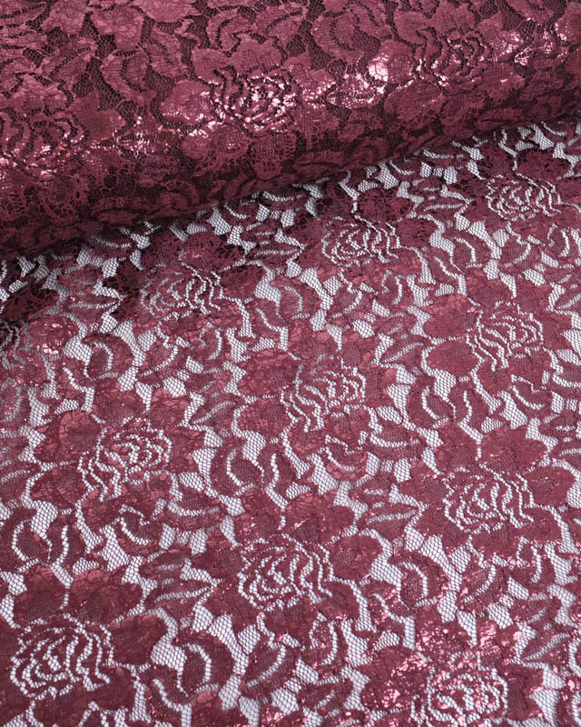 Tissu Dentelle Bordeaux Fleurs Reflets Lumière