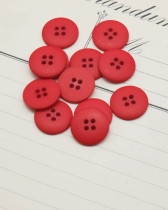 Bouton polyester mat 4 trous rouge 15mm