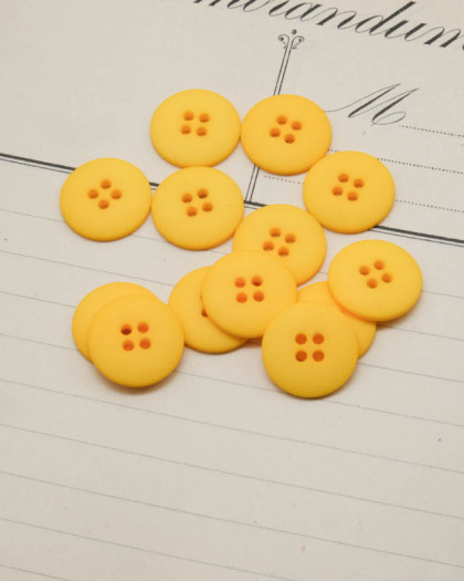 Bouton polyester mat 4 trous jaune 15mm - Mercerine
