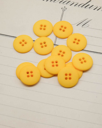 Bouton polyester mat 4 trous jaune 15mm - Mercerine