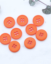 Bouton polyester plat 4 trous mat orange 11mm