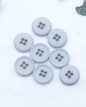 Bouton polyester plat 4 trous mat gris 11mm