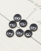 Bouton nylon plat 4 trous noir 10mm