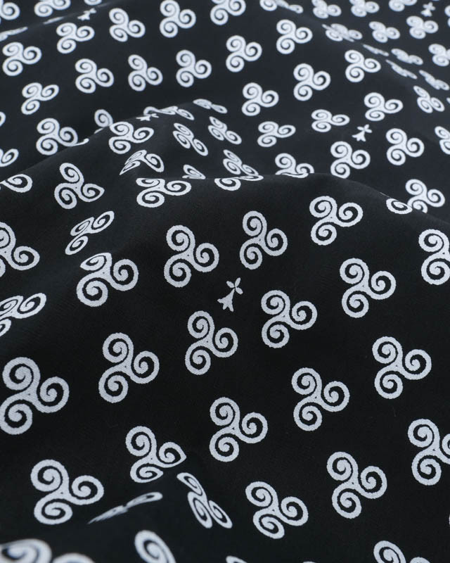 Tissu Coton Imprimé Bretagne Triskele Fond Noir - Mercerine