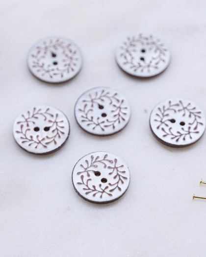 Bouton nacre à motif feuille marron à 2 trous - Mercerine