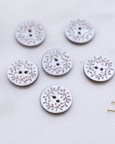 Bouton nacre à motif feuille marron à 2 trous