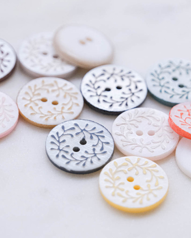 Bouton fantaisie : à motif feuille orange à 2 trous - Mercerine