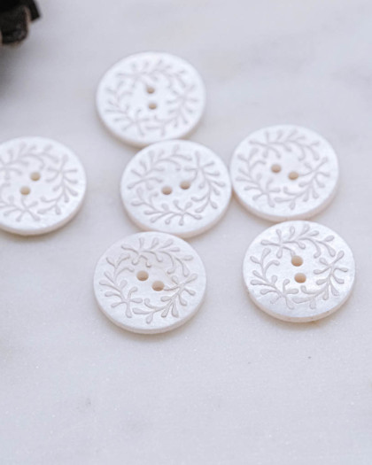 Bouton nacre à motif feuille beige à 2 trous - Mercerine