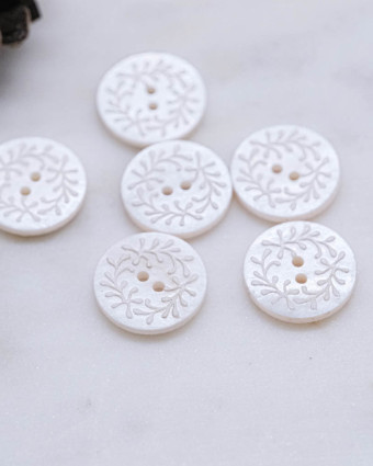 Bouton nacre à motif feuille beige à 2 trous - Mercerine