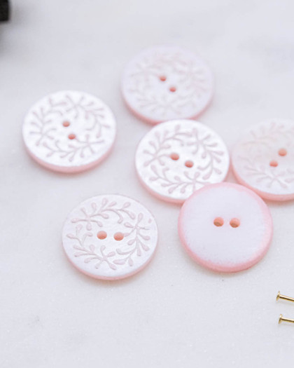 Bouton nacre à motif feuille rose à 2 trous - Mercerine