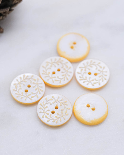 Bouton nacre à motif feuille jaune à 2 trous - Mercerine