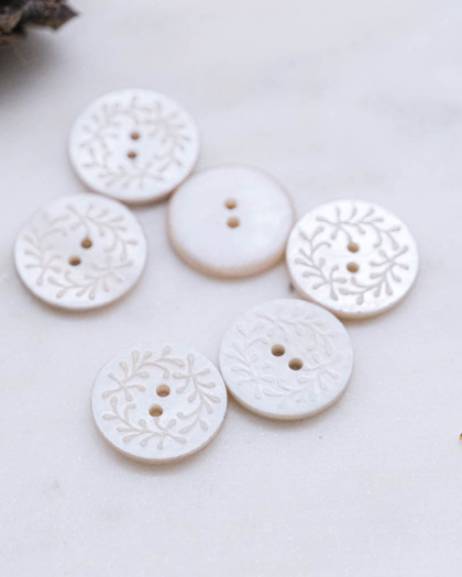 Bouton nacre à motif feuille mastic à 2 trous - Mercerine