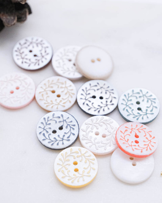 Bouton fantaisie : à motif feuille mastic à 2 trous - Mercerine