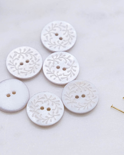 Bouton fantaisie : à motif feuille gris à 2 trous - Mercerine