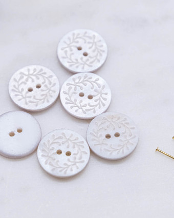 Bouton fantaisie : à motif feuille gris à 2 trous - Mercerine