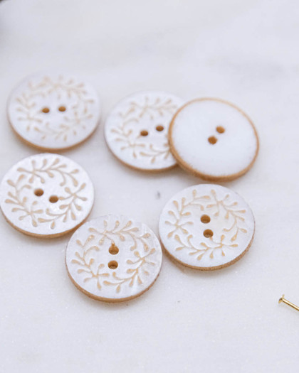 Bouton nacre à motif feuille moutarde à 2 trous
