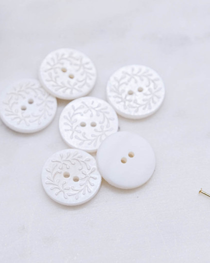 Bouton nacre à motif feuille ivoire à 2 trous - Mercerine