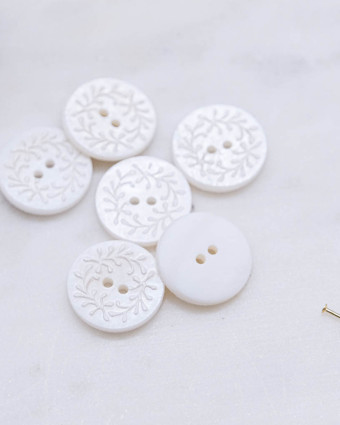 Bouton nacre à motif feuille ivoire à 2 trous - Mercerine