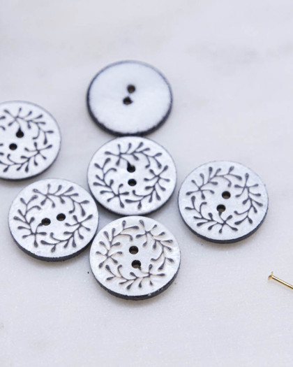 Bouton nacre à motif feuille noir à 2 trous - Mercerine