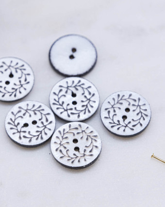 Bouton nacre à motif feuille noir à 2 trous - Mercerine