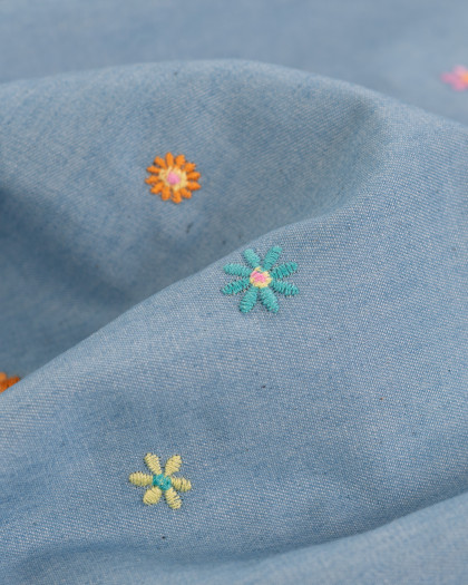 Tissu Chambray Bleu Clair Petites Fleurs Brodées Multicolores - Mercerine
