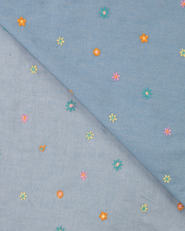 Tissu Chambray Bleu Clair Petites Fleurs Brodées Multicolores - Mercerine