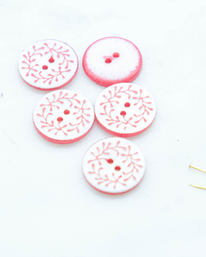 Bouton nacre à motif feuille rouge à 2 trous