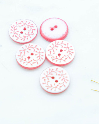 Bouton nacre à motif feuille rouge à 2 trous