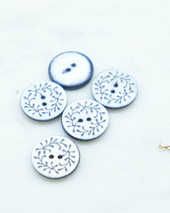 Bouton fantaisie : à motif feuille bleu marine à 2 trous - Mercerine