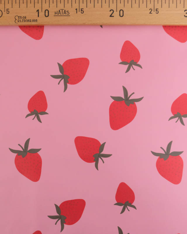 Tissu Imperméable Rose Motif Fraise - Mercerine