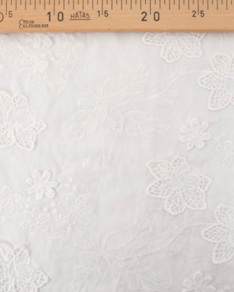 Tissu Coton Blanc Brodé Fleur Ton sur Ton Relief - Mercerine