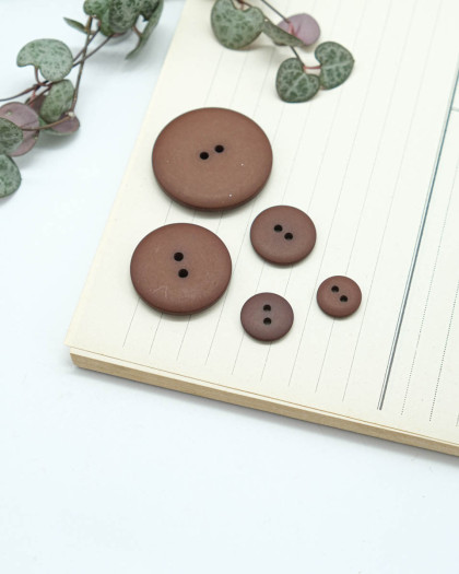 Bouton polyester plat 2 trous mat marron