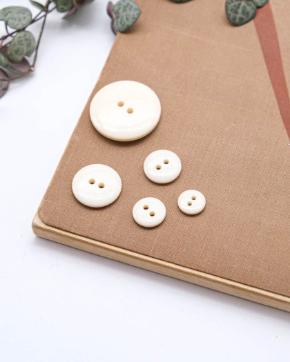 Bouton à coudre : beige brillant 2 trous - Mercerine