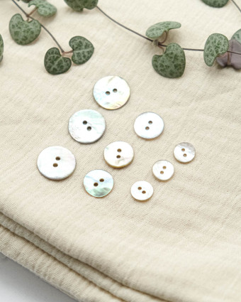 Bouton à coudre : gris en nacre Akoya 2 trous - Mercerine
