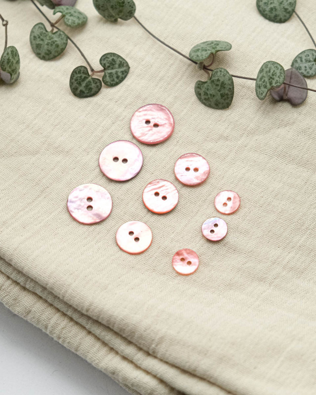 Bouton à coudre : rose en nacre Akoya 2 trous - Mercerine