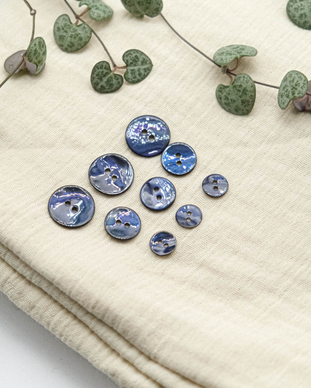 Bouton à coudre : bleu en nacre Akoya 2 trous - Mercerine