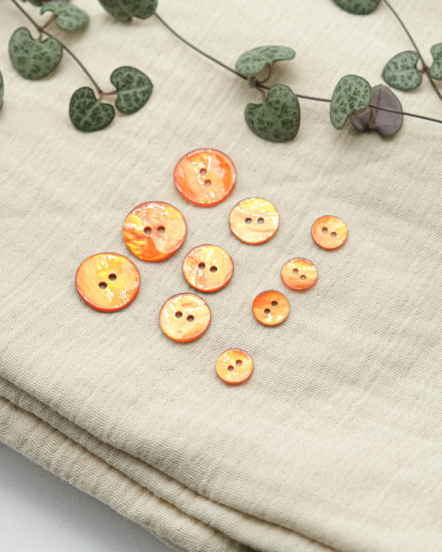 Bouton à coudre : orange en nacre Akoya 2 trous - Mercerine
