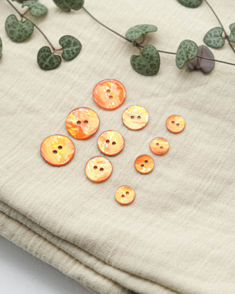 Bouton à coudre : orange en nacre Akoya 2 trous - Mercerine